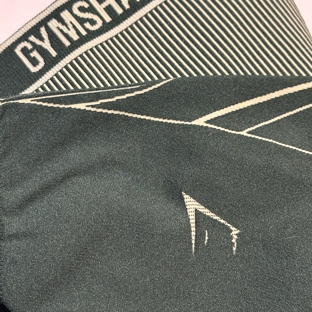APEX SEAMLESS HIGH RISE SHORT - Picture 3 of 7